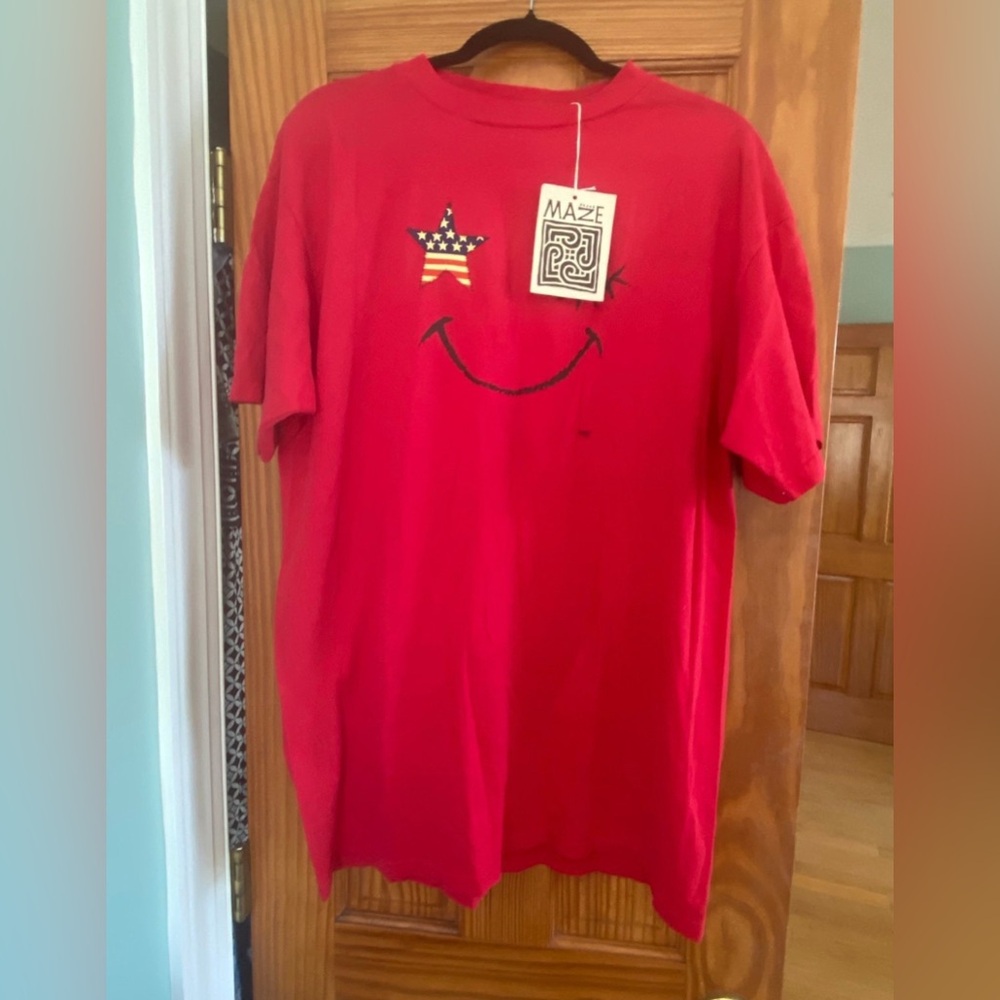 Vintage MAZE Red Graphic Tee Patriotic Star Smiley Face USA Made Eco Cotton L